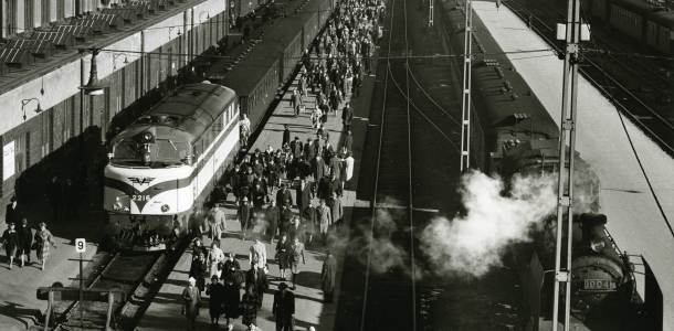 Matkustajia Helsingin rautatieasemalla 1900-luvun puolivälissä