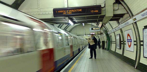 Kettu matkusti metrolla Lontoossa