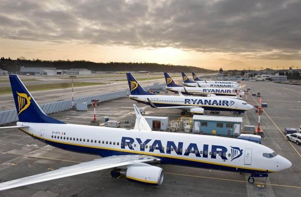 Ryanair laittaa asiakkaiden kuvia koneiden kylkiin