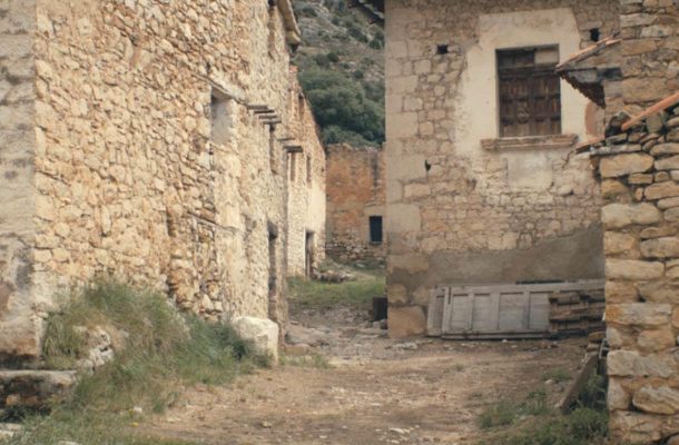 Hylätyssä espanjalaiskylässä asuu pariskunta, joka ei koskaan lähtenyt