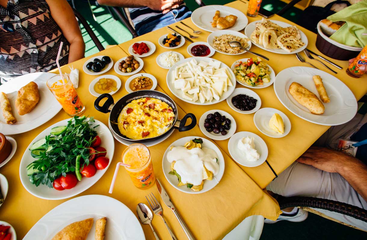 Millainen on oikea turkkilainen aamiainen? Lue helpot vinkit