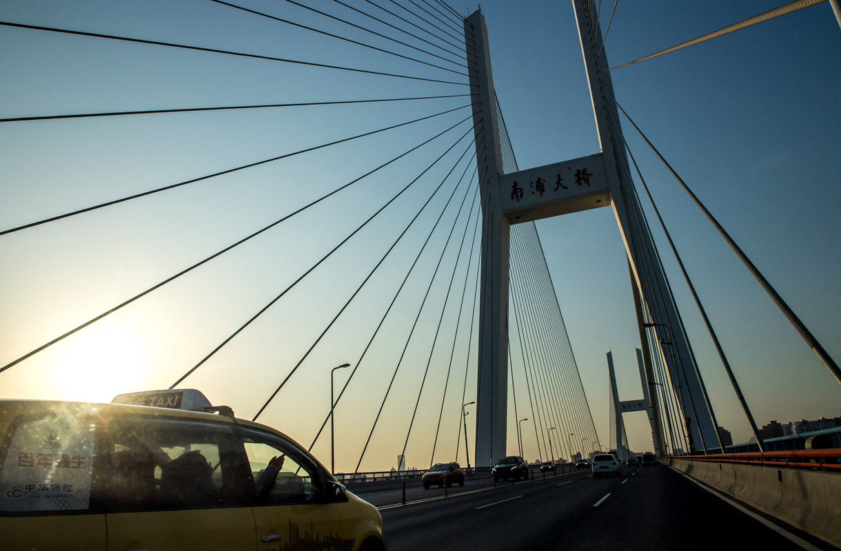 Maailman korkein silta avattiin liikenteelle Kiinassa