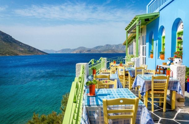 Värikäs ravintola Kreikassa rannalla