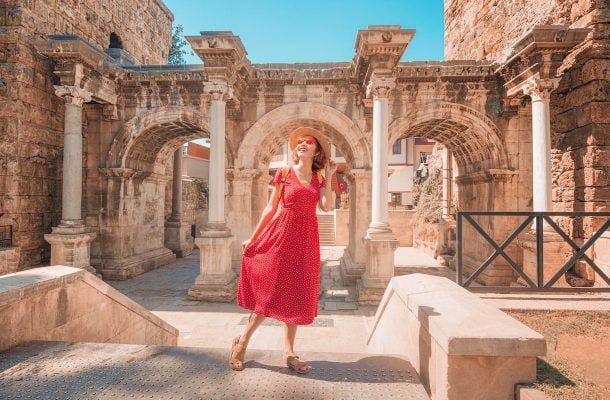 Nainen punaisessa mekossa Antalyassa Turkissa